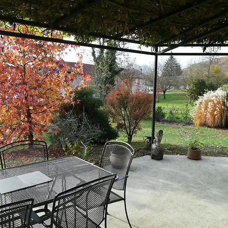 60 M2 Etage Nuit Complet Pour Vous 1 Ch Sdbain Salon Bureau Bibliotheque Et Au Rdec Cuisine Partagee Avec Cras (Isere)
