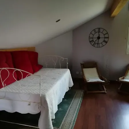 Homestay 60 M2 Etage Nuit Complet Pour Vous 1 Ch Sdbain Salon Bureau Bibliotheque Et Au Rdec Cuisine Partagee Avec *