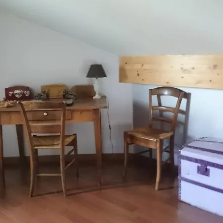 60 M2 Etage Nuit Complet Pour Vous 1 Ch Sdbain Salon Bureau Bibliotheque Et Au Rdec Cuisine Partagee Avec