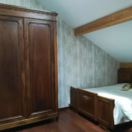 60 M2 Etage Nuit Complet Pour Vous 1 Ch Sdbain Salon Bureau Bibliotheque Et Au Rdec Cuisine Partagee Avec * Cras (Isere)