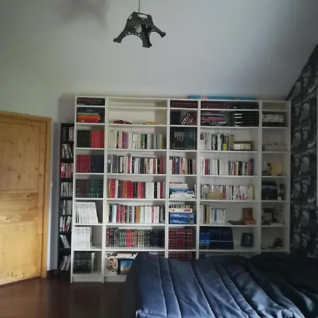 Homestay 60 M2 Etage Nuit Complet Pour Vous 1 Ch Sdbain Salon Bureau Bibliotheque Et Au Rdec Cuisine Partagee Avec