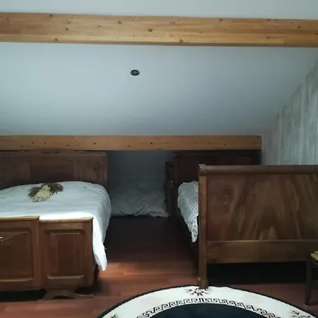 60 M2 Etage Nuit Complet Pour Vous 1 Ch Sdbain Salon Bureau Bibliotheque Et Au Rdec Cuisine Partagee Avec *