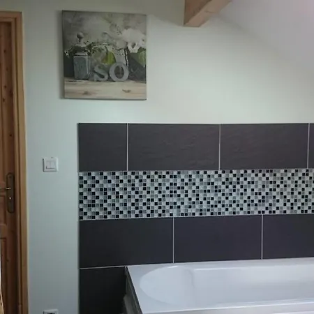 60 M2 Etage Nuit Complet Pour Vous 1 Ch Sdbain Salon Bureau Bibliotheque Et Au Rdec Cuisine Partagee Avec Cras (Isere)