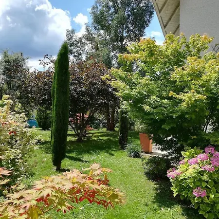 Homestay 60 M2 Etage Nuit Complet Pour Vous 1 Ch Sdbain Salon Bureau Bibliotheque Et Au Rdec Cuisine Partagee Avec *