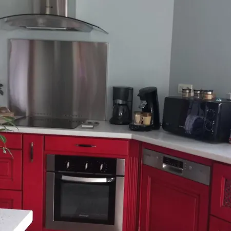 Homestay 60 M2 Etage Nuit Complet Pour Vous 1 Ch Sdbain Salon Bureau Bibliotheque Et Au Rdec Cuisine Partagee Avec *